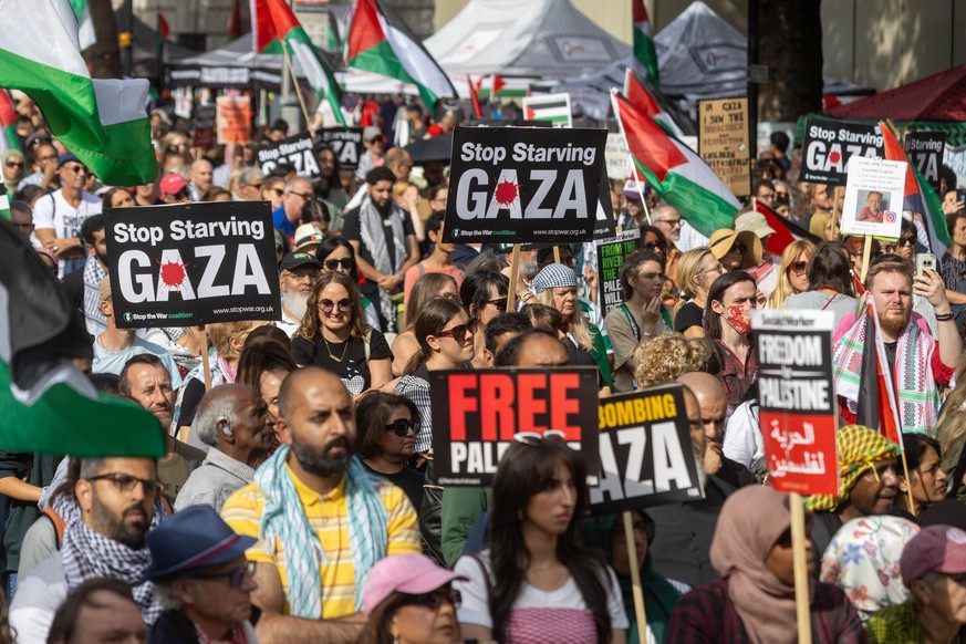 epa12357375 Pro-Palestinian protesters take part in the &#039;National March for Palestine&#039; in London, Britain, 06 September 2025. The protest, organized by the Palestine Solidarity Campaign, cal ...