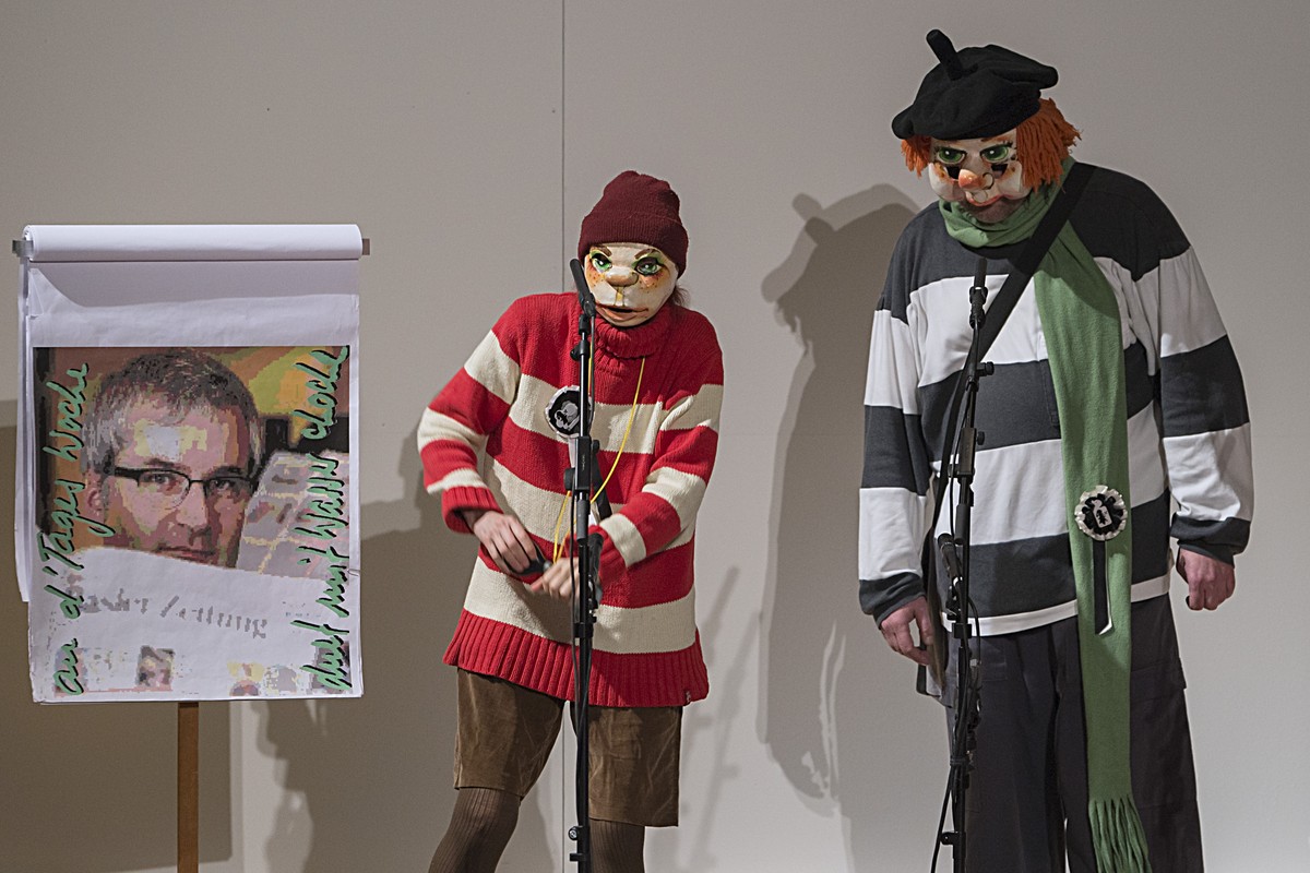 "Dr Spitzbueb" mit einem Bangg ueber Markus Somm am Auftritt des Komitee-Schnitzelbaengg an der Fasnacht im Theater in Basel, am Montag, 23. Februar 2015. (KEYSTONE/Georgios Kefalas)