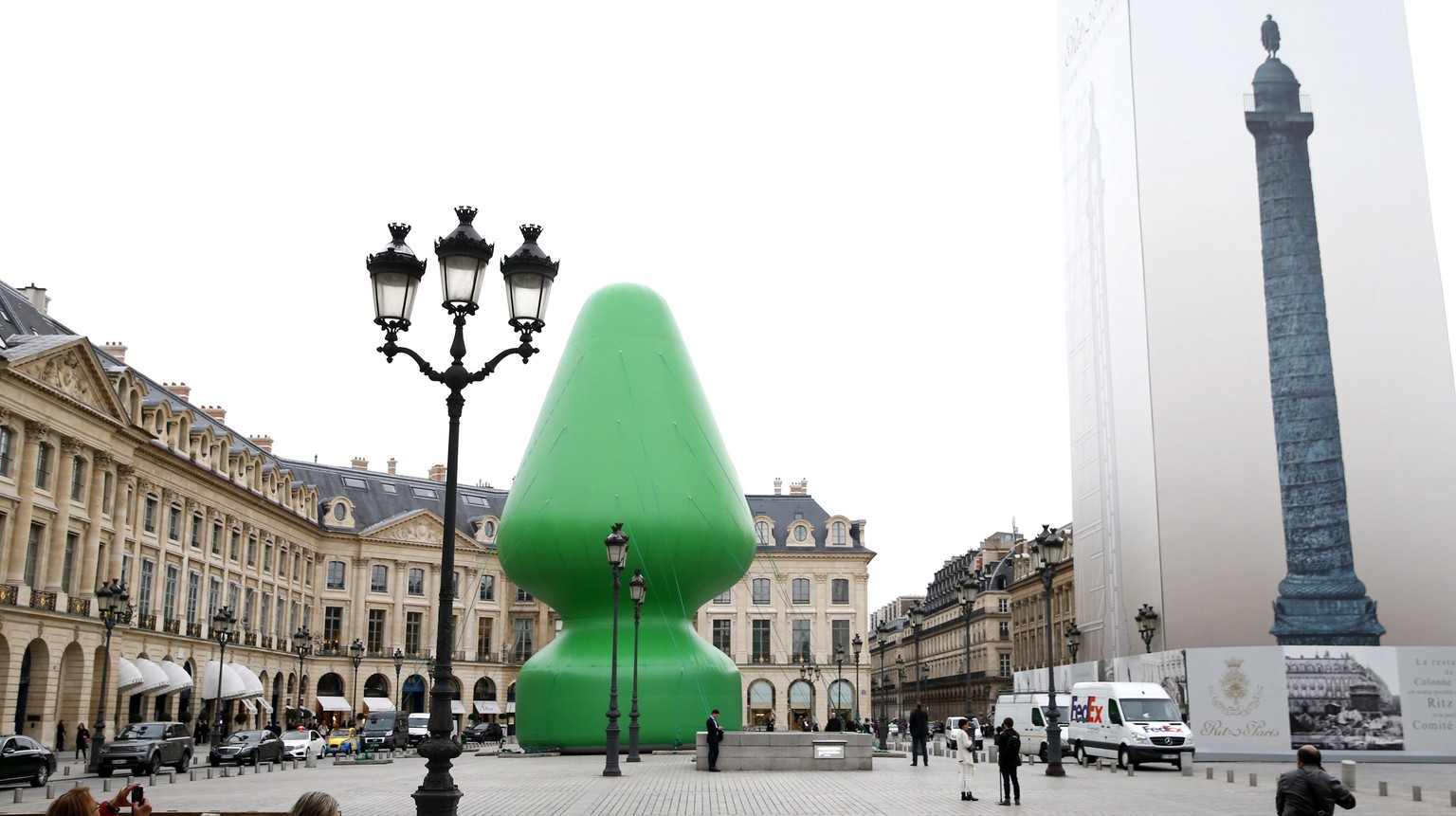 Kunst von Paul McCarthy auf der Place Vendôme: «Paris gedemütigt!», der «Tree» regt an.