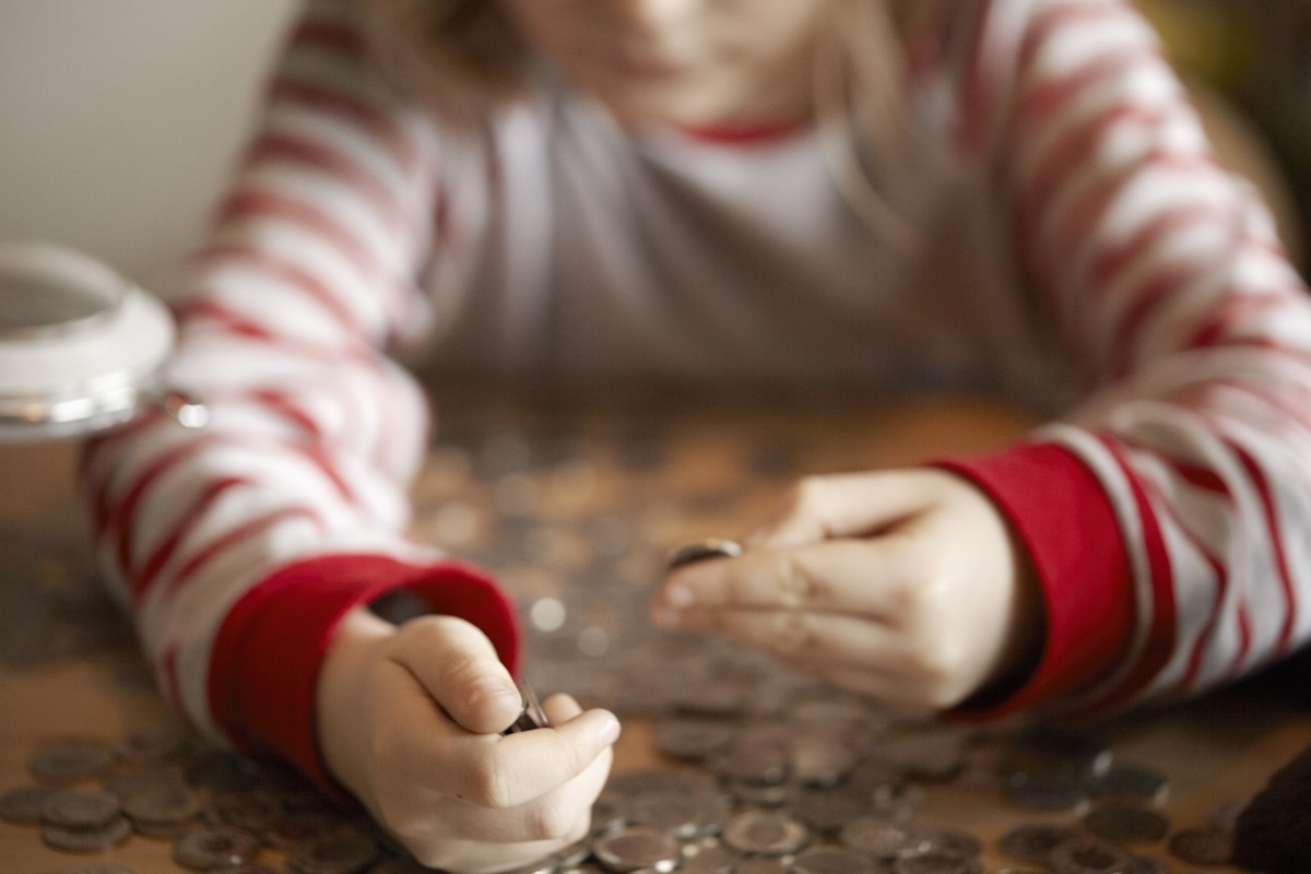ARCHIVBILD - ZUR TASCHENGELD STUDIE STELLEN WIR IHNEN DIESES BILDMATERIAL ZUR VERFUEGUNG - A girl counts change, photographed in Zurich, Switzerland, on March 1, 2015. (KEYSTONE/Petra Orosz)

Ein Ma ...