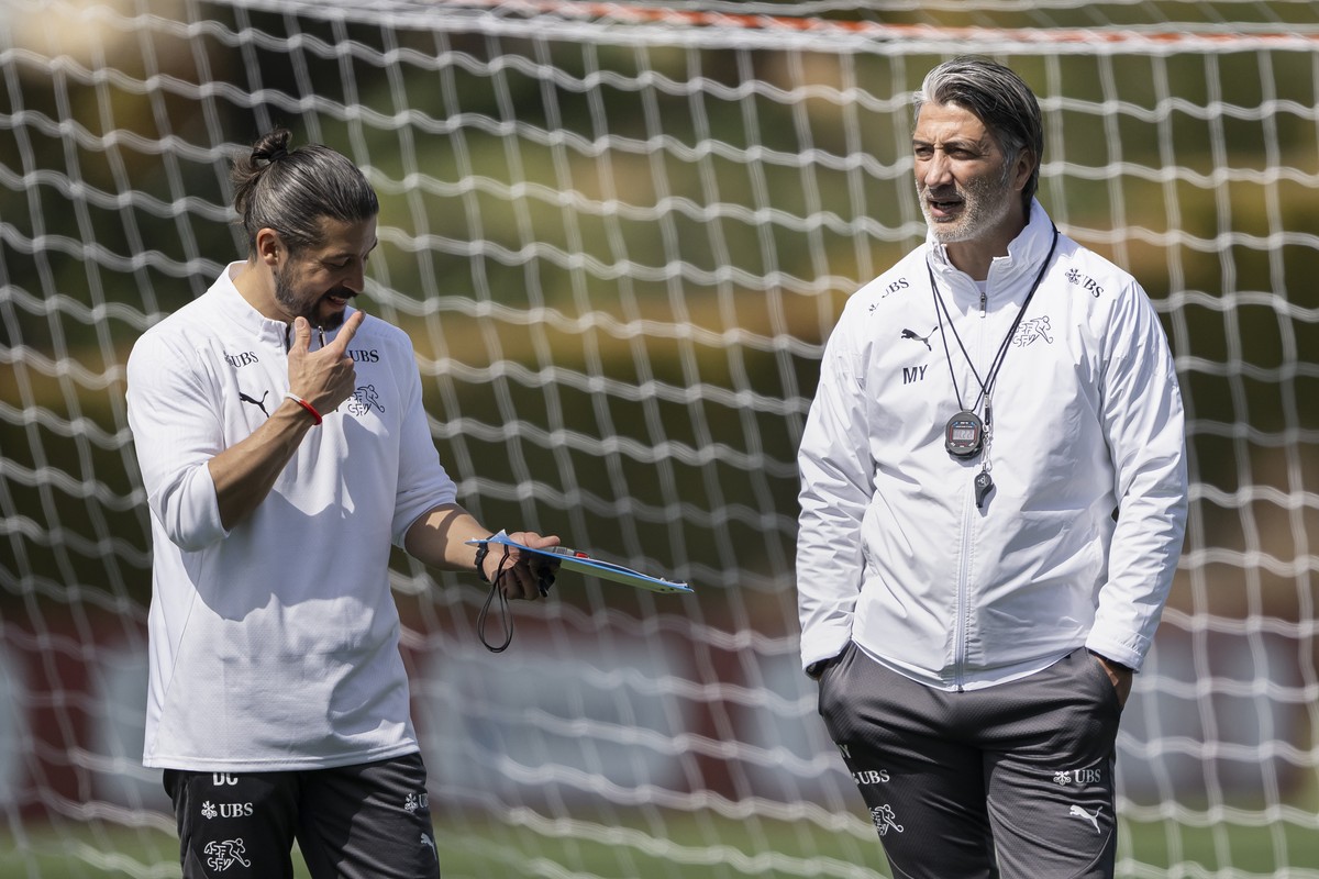 KEYPIX - Der Cheftrainer der Schweizer Fussballnationalmannschaft, Murat Yakin, rechts, diskutiert mit der neue Assistenztrainer der Schweizer Fussballnationalmannschaft, Davide Calla, links, waehrend ...