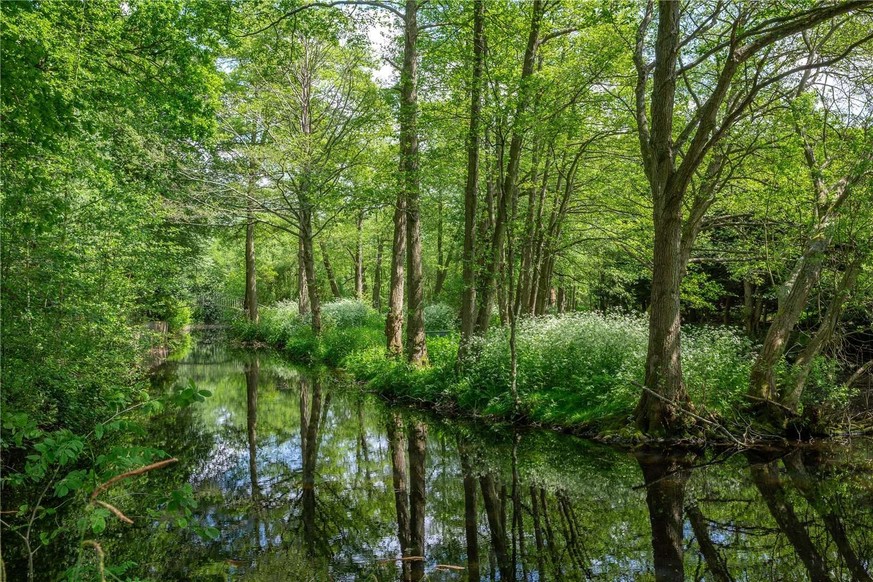 Mel B's house is for sale. 
Church Road
Little Marlow, Marlow, Buckinghamshire, SL7 3RZ
https://search.savills.com/property-detail/gbherslac210396