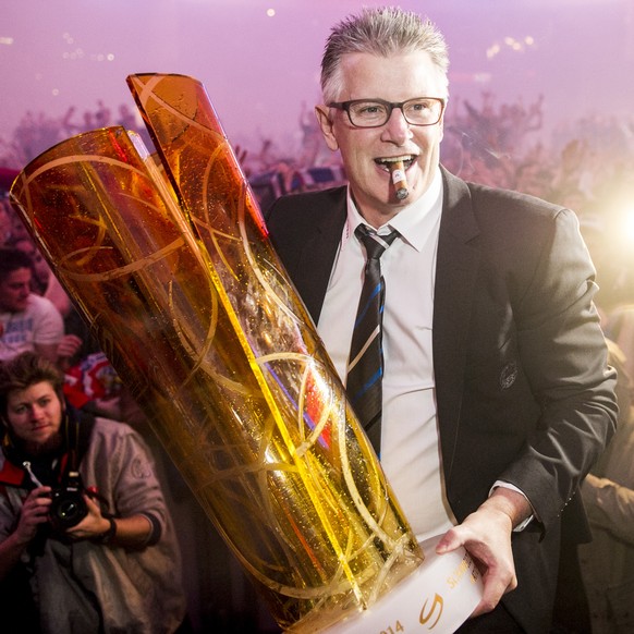 ZSC-Trainer Marc Crawford haelt den Pokal, nach ihrem Meisterschaftssieg im vierten Playoff Finalspiel der National League A gegen die Kloten Flyers am Sonntag, 20. April 2014, im Hallenstadion in Zue ...