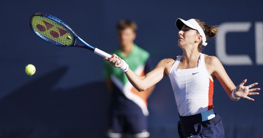 epa10148440 Belinda Bencic of Switzerland returns the ball to Andrea Petkovic of Germany in their first round match during the US Open Tennis Championships at the USTA National Tennis Center in in Flu ...