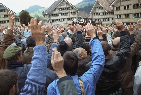 ARCHIVE --- VOR 30 JAHREN, AN DER LANDSGEMEINDE IN HUNDWIL VOM 30. APRIL 1989, HAT APPENZELL AUSSERRHODEN ALS ZWEITLETZTER KANTON DAS FRAUENSTIMMRECHT EINGEFUEHFRT --- Die Teilnehmer der Landsgemeinde ...