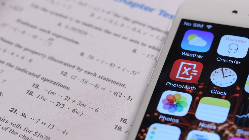 Das Mathematik-Buch auf der einen, das Smartphone auf der anderen Seite.