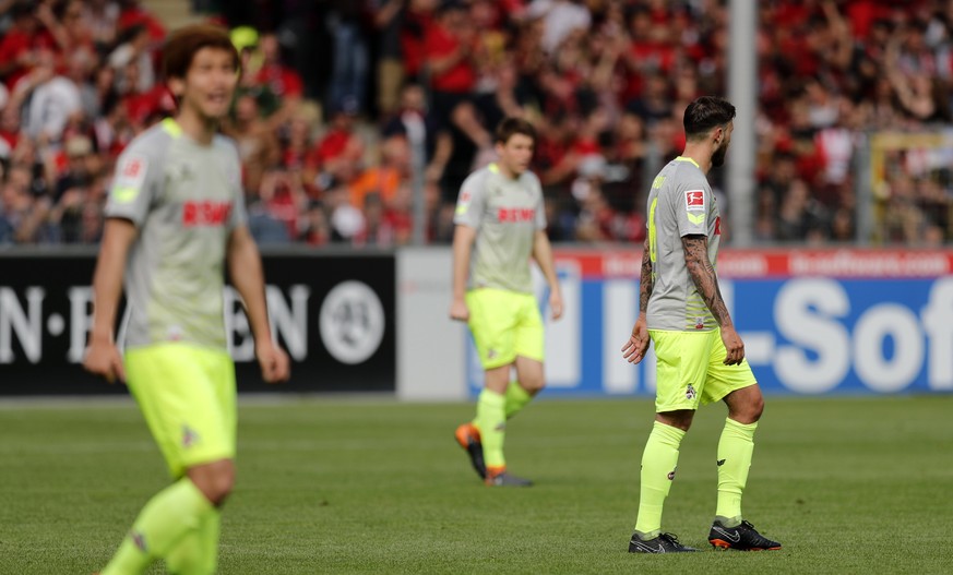 epa06699038 Cologne players show their dejection during the German Bundesliga soccer match between SC Freiburg and FC Cologne in Freiburg, Germany, 28 April 2018. EPA/RONALD WITTEK (EMBARGO CONDITIONS ...