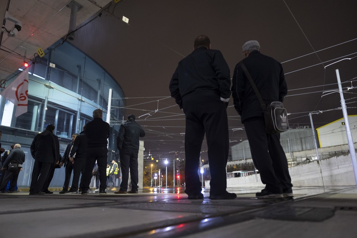 L'un des chauffeurs non greviste aux commandes d'un tram passe devant le depot En Chardon, lors de la journee de greve du personnel des Transports publics genevois (TPG), ce mercredi 12 octo ...