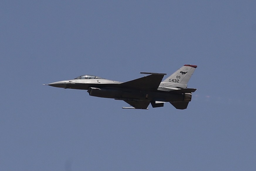 epa10466593 An U.S. Air Force F-16 &#039;Fighting Falcon&#039; single-engine multirole fighter aircraft performs during Day 2 of the &#039;Aero India 2023&#039; aviation show at the Yelahanka Air Forc ...