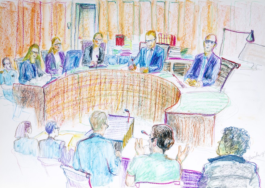 Ein voller Gerichtssaal mit zehn Angeklagten und zehn Verteidigern.&nbsp;
