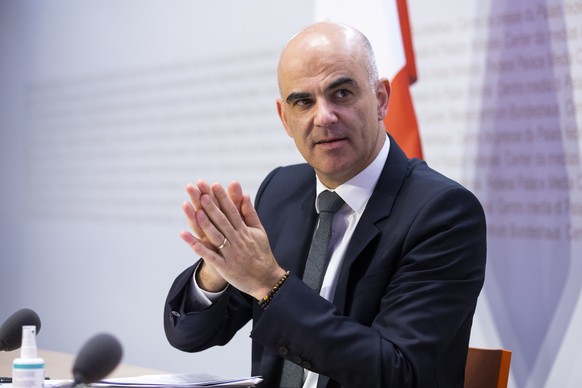 Bundesrat Alain Berset desinfiziert seine Haende, am Ende einer Medienkonferenz des Bundesrates zur aktuellen Lage im Zusammenhang mit dem Coronavirus, am Mittwoch, 6. Januar 2021, in Bern. (KEYSTONE/ ...