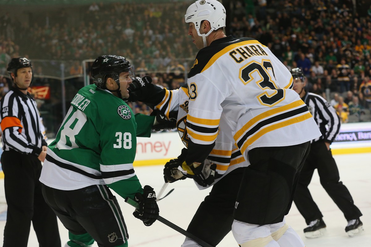 Der slowakische Riese Zdeno Chara dominiert das Spiel und seine Gegner dank seiner Grösse von 2,06 Meter und 118 Kilogramm Kampfgewicht.