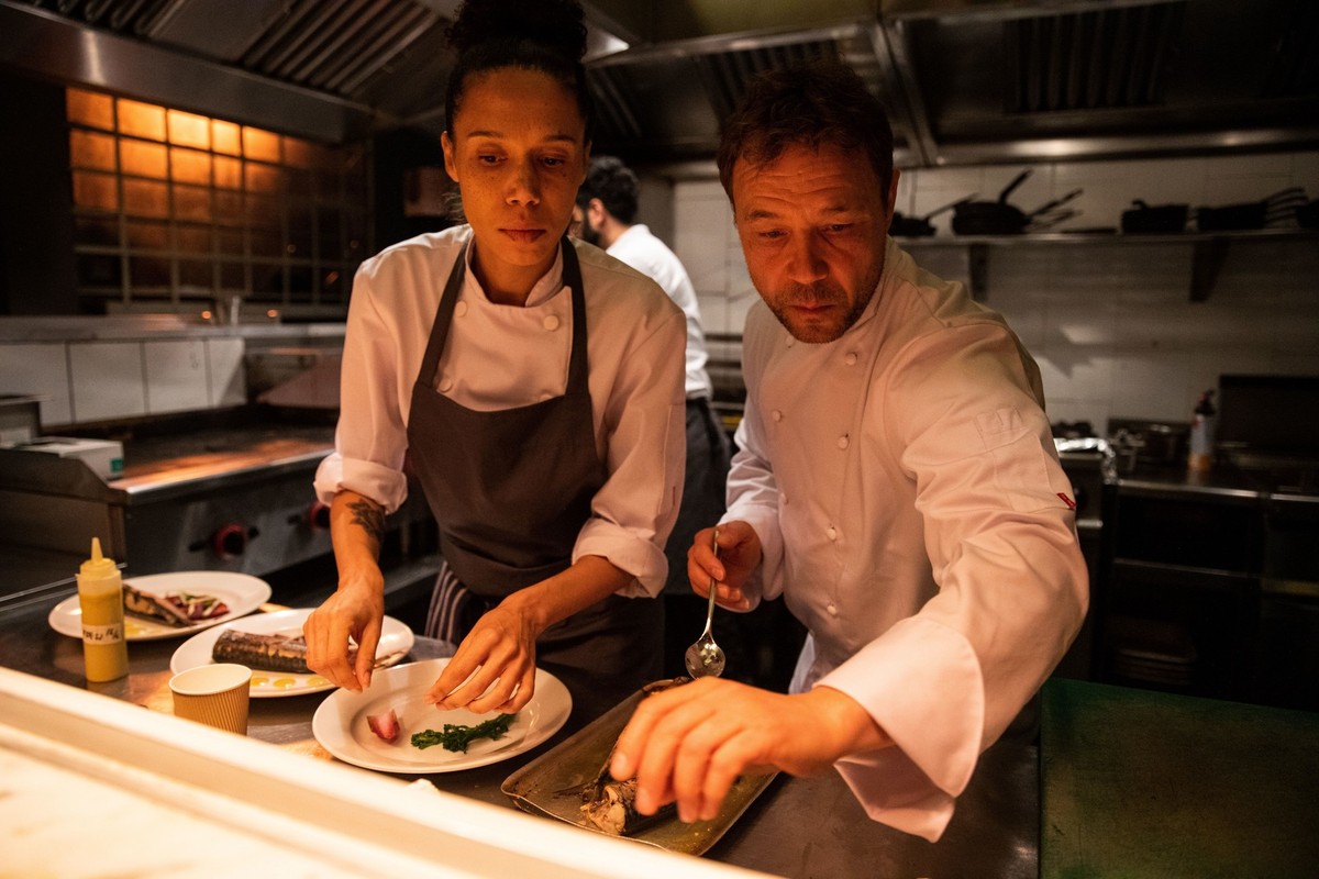 STEPHEN GRAHAM and VINETTE ROBINSON in BOILING POINT, 2021, directed by PHILIP BARANTINI. Copyright Ascendant Films / Burton Fox Films. Credit: Ascendant Films / Burton Fox Films / Album