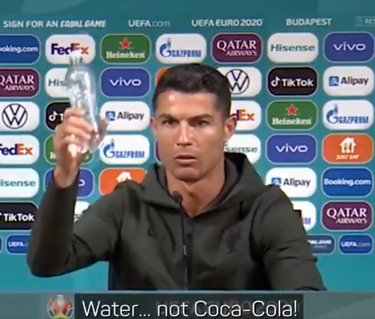 Cristiano Ronaldo pousse Ikea à créer une bouteille «réservée à l'eau». watson