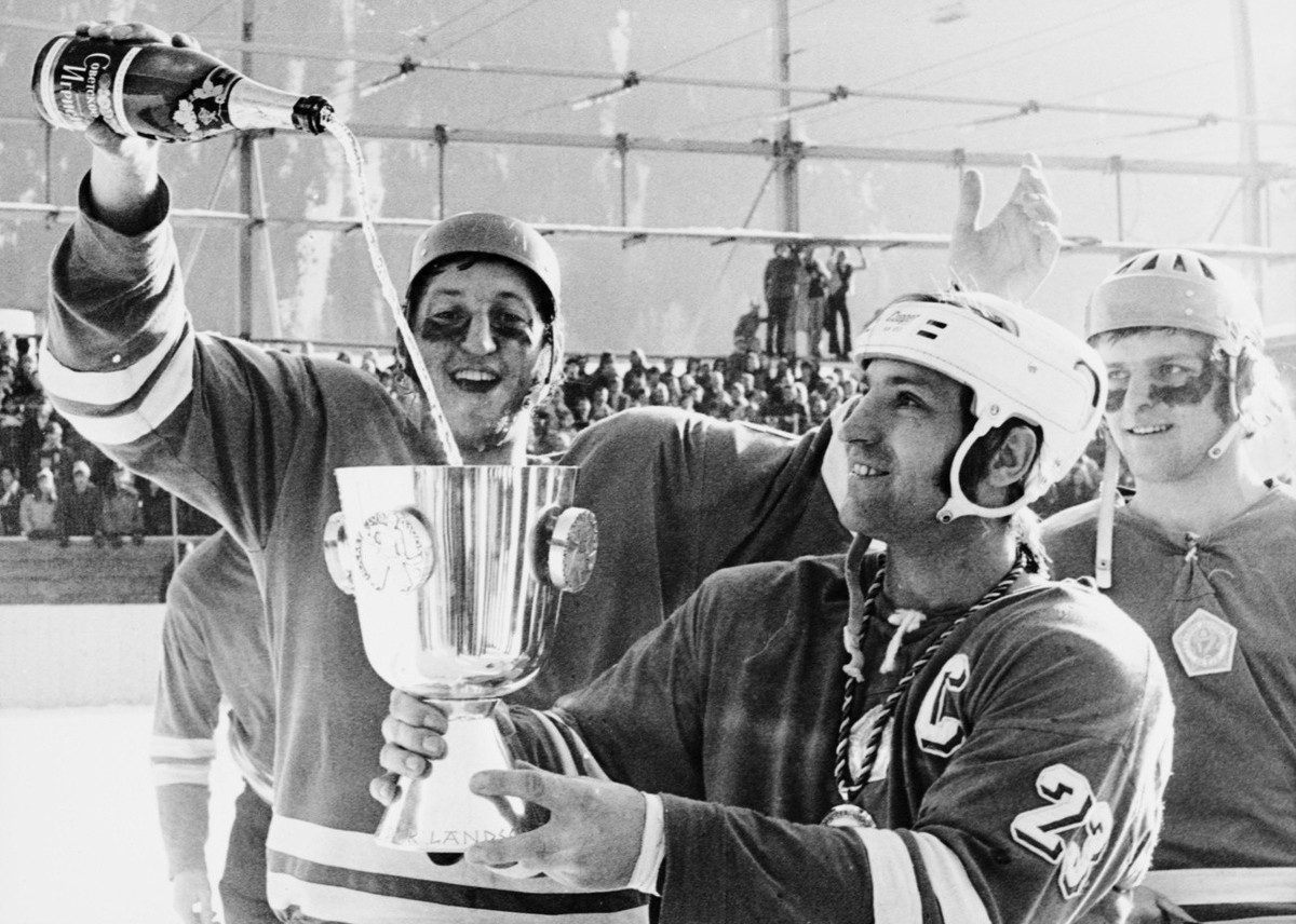 Die Spieler von Slovan Bratislava feiern beim Turnier um den Spengler Cup in Davos den Turniersieg mit Champagner, rechts mit dem Pokal Captain Stefan Kordiak, aufgenommen am 31. Dezember 1973. Slovan ...