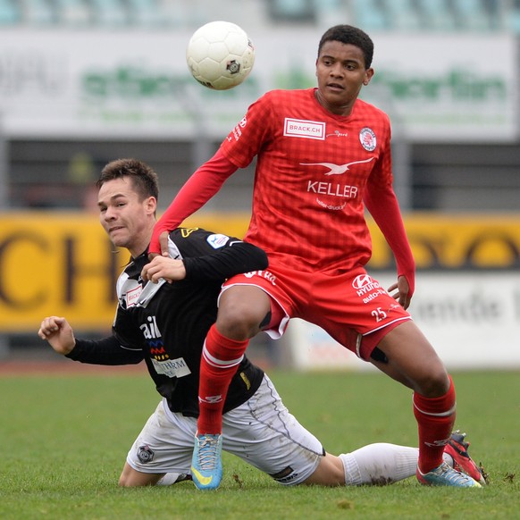 Luganos Patrick Rossini, links, gegegen den Winterthurer Manuel Akanji, rechts, beim Meisterschaftsspiel der Challenge League zwischen dem FC Lugano und dem FC Winterthur am Sonntag, 22. Maerz 2015, i ...