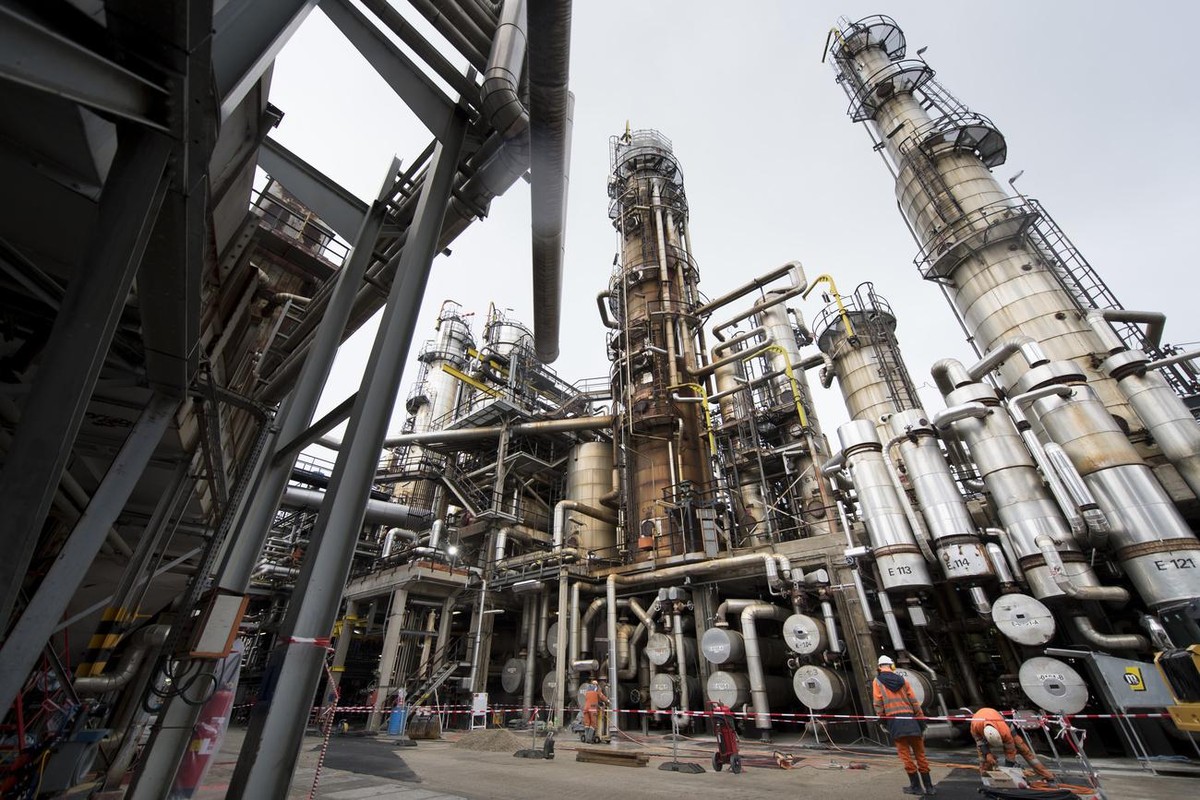 Une personne travaille a la raffinerie Varo Energy ce jeudi 17 janvier 2019 a Cressier. La raffinerie Varo de Cressier fabrique des produits, comme l'essence, le diesel, le kerozene et le mazout. ...