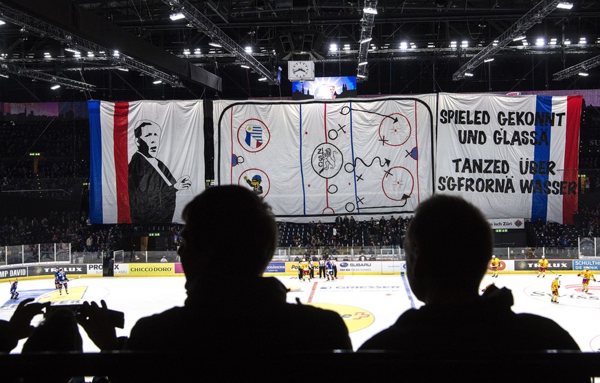 Die Fans der ZSC Lions praesentieren eine Choreographie in Form eines grossen Plakates mit einem Bild von ZSC Lions Cheftrainer Hans Wallson, links, einer beschriebenen Taktiktafel und der Aufforderun ...
