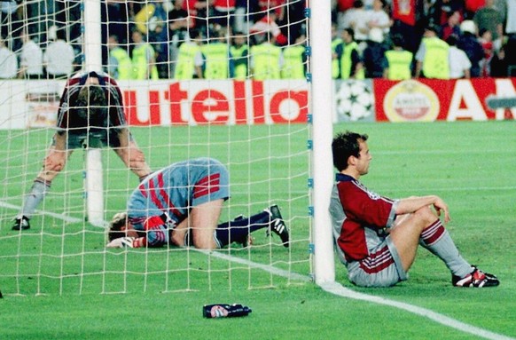Bayern Munich players Michael Tarnat, Oliver Kahn and Mehmet Scholl (from left) react in dejection after they lost 1-2 in the Champions League final against Manchester United late Wednesday, May 26, 1 ...