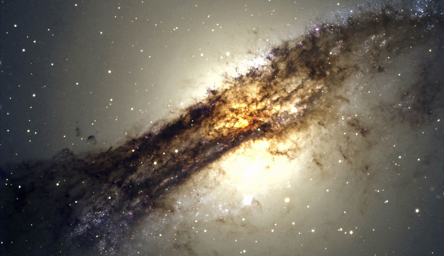 Messier 87 (M87) ist eine gigantische ellipsenförmige Galaxie.