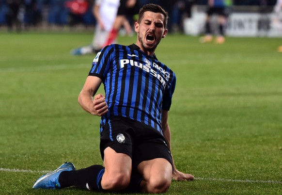 epa09159403 Atalanta&#039;s Remo Marco Freuler celebrates after scoring the 3-0 goal during the Italian Serie A soccer match between Atalanta Bergamo and Bologna FC in Bergamo, Italy, 25 April 2021. E ...