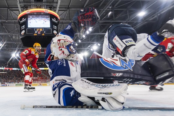 Zuerichs Torhueter Jakub Kovar, rechts, liegt auf dem Eis vor Der Bieler PostFinance Top Scorer Luca Hischier, links, im zweiten Eishockey Playoff-Viertelfinalspiel der National League zwischen dem EH ...