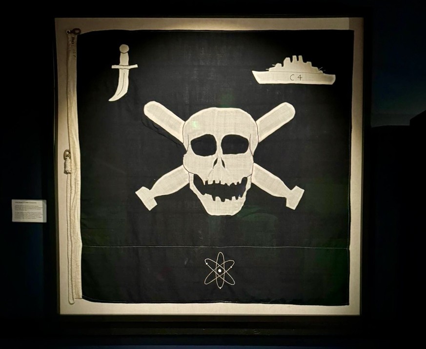 Jolly Roger (Piratenflagge) von HMS Conqueror, das bisher einzige Atom-U-Boot, das ein gegnerisches Schiff versenkt hat.
Royal Navy Museum