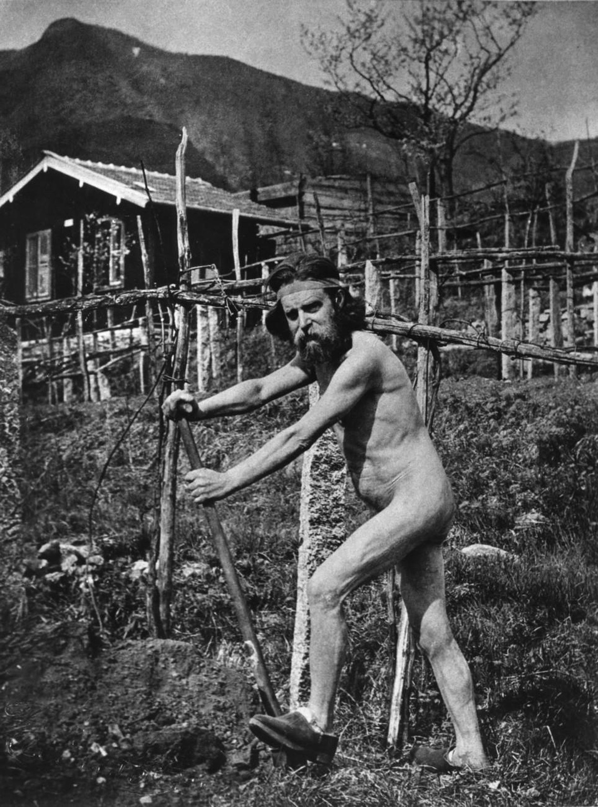 Der ehemalige Handelskonsul Raphael Salomonson bei der Feldarbeit auf dem Monte Verita, wo er als Buchhalter der Kooperative Monte Verita taetig war; undatierte Aufnahme. Die von der Pianistin Ida Hof ...