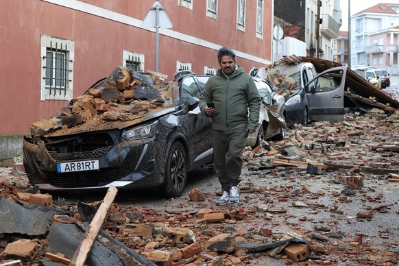 KEYPIX - epa12686845 Part of the roof of the old university collapses, damaging several cars, due to the passage of storm Kristin in Figueira da Foz, Portugal, 28 January 2026. The Portuguese Institut ...