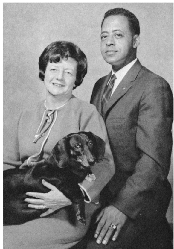 Betty und Barney Hill mit ihrem Dackel Delsey.