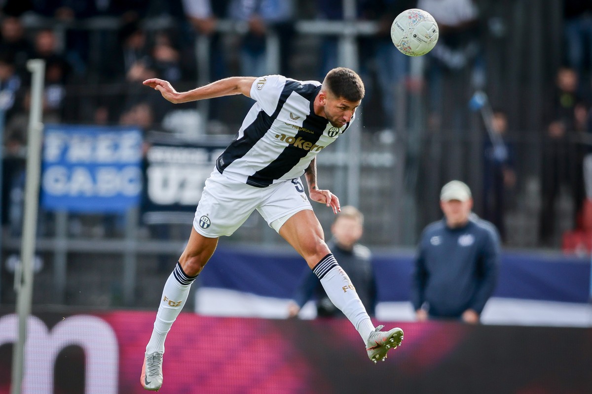 Mariano Gomez (FCZ) koepft den Ball waehrend dem Meisterschaftsspiel der Super League zwischen dem FC Zuerich und dem FC Sion am Sonntag, den 29. September 2024, im Letzigrund Stadion in Zuerich. (KEY ...
