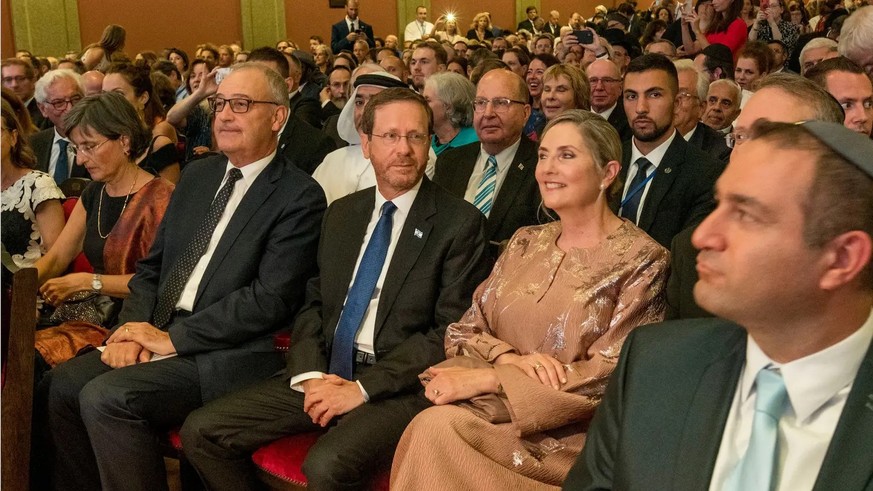 Hoher Besuch: Bundespräsident Guy Parmelin (2.v.l) und israelischer Staatspräsident Isaac Herzog (3.v.l).