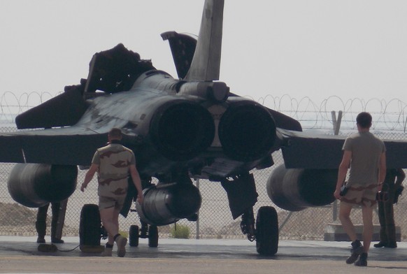 Mindestens zwei Rafale-Kampfjets seien am Freitag vom Militärstützpunkt Al-Dhafra in den Vereinigten Arabischen Emiraten zu ihren Einsätzen gestartet.