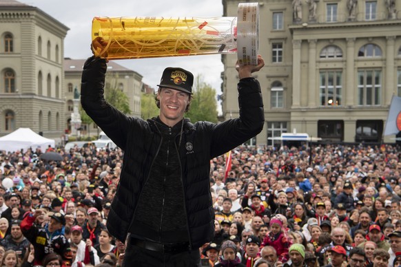 Berns Gaetan Haas, haelt den Pokal hoch, bei der Meisterfeier des SC Bern, am Samstag, 27. April 2019, auf dem Bundesplatz in Bern. (KEYSTONE/Anthony Anex)