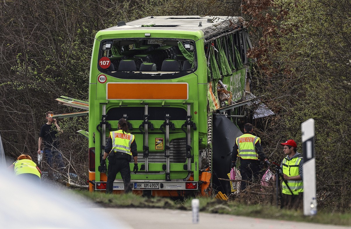 epa11246851 Police officers work at the scene of a bus accident on the A9 highway in Schkeuditz, near Leipzig, Germany, 27 March 2024. At least five people died and several others were injured after a ...
