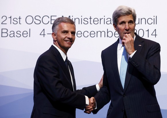 Handshake mit den Mächtigen: Didier Burkhalter und US-Aussenminister John Kerry am OSZE-Gipfel in Basel.