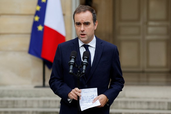 epa12438810 French outgoing Prime Minister Sebastien Lecornu delivers a statement in the courtyard of the Hotel Matignon following a series of talks with political parties&#039; leaders, in Paris, Fra ...