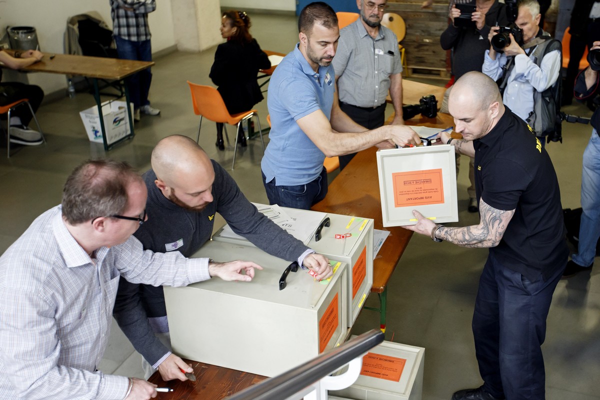 Un agent de securite apporte les premieres urnes a Uni Mail lieu de depouillement centralise pour l'election du Grand Conseil et du premier tour de l'election du Conseil d'Etat 2018, ce ...