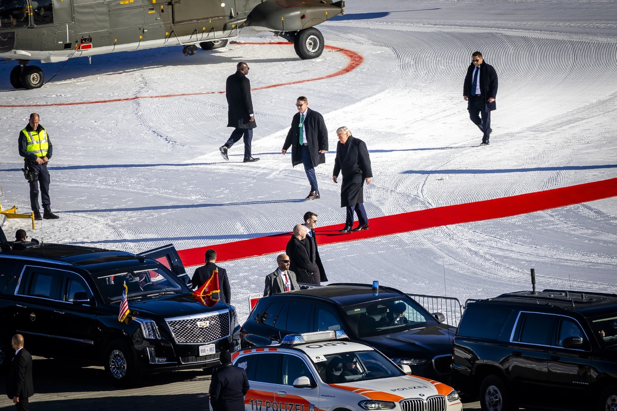 epa12667901 US President Donald Trump walks (2-L) out of the Marine One helicopter as he arrives for the 56th annual meeting of the World Economic Forum (WEF) in Davos, Switzerland, 21 January 2026. T ...