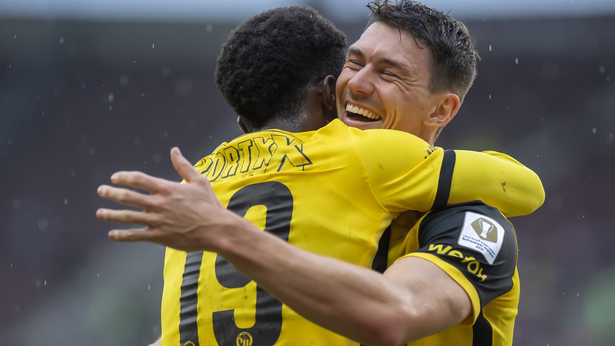 L'attaquant bernois Felix Mambimbi, gauche, et le milieu bernois Christian Fassnacht, droite, laissent eclater leur joie, lors de la rencontre de football de Super League entre le Geneve Servette ...