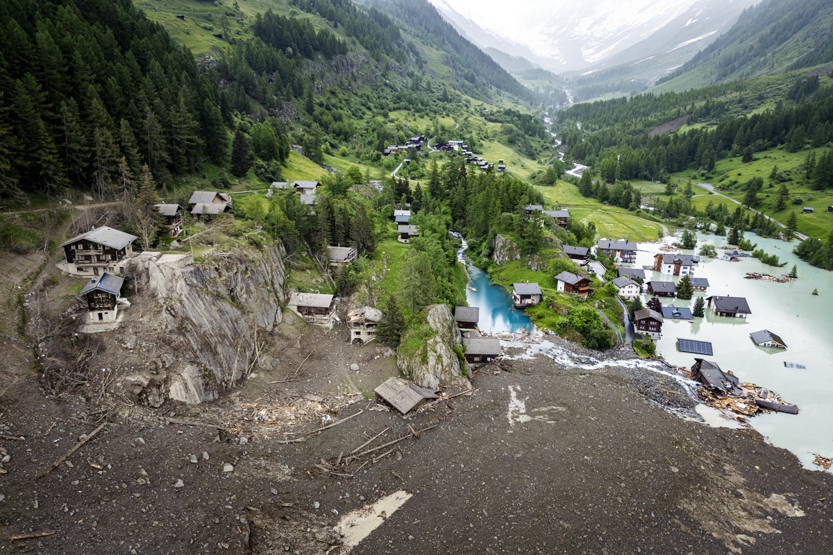 epaselect epa12160084 An aerial view shows houses devastated by the force of a massive avalanche triggered by the collapse of the Birch Glacier, which swept down to the valley floor and destroyed the  ...