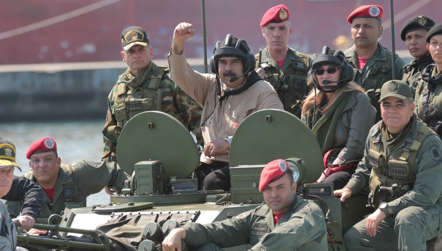 Machdemonstration in Venezuela: Maduro zeigt sich bei Armeeübung