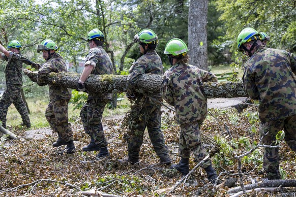 Des militaires de l&#039;armee suisse effectuent des travaux de bucheronnage pres d&#039;une ecole ou les degats sont encore visibles en ville de la Chaux-de-Fonds, lors d&#039;une visite de terrain e ...