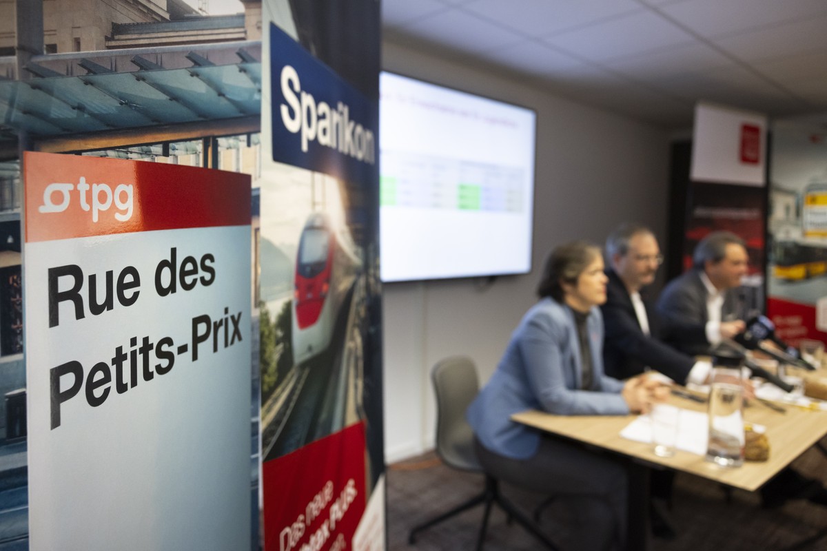 Veronique Stephan, Vertreterin SBB im Strategierat Alliance SwissPass, Helmut Eichhorn, Geschaeftsfuehrer Alliance SwissPass, und Rene Schmied, Praesident Alliance SwissPass, von links, stellen das ne ...