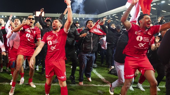 Biel&#039;s Captain Anthony De Freitas (FCB), Mitte, und seine Teamkollegen feiern mit den Fans nach dem Sieg im Schweizer Cup Halbfinal-Spiel zwischen dem FC Biel und dem BSC Young Boys, am Samstag,  ...