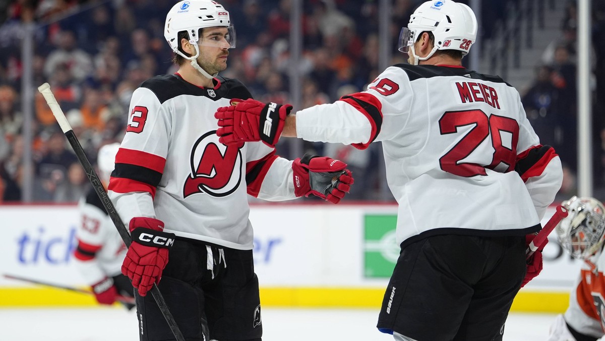NHL, Eishockey Herren, USA New Jersey Devils at Philadelphia Flyers Nov 22, 2025 Philadelphia, Pennsylvania, USA New Jersey Devils center Nico Hischier 13 reacts with right wing Timo Meier 28 after sc ...