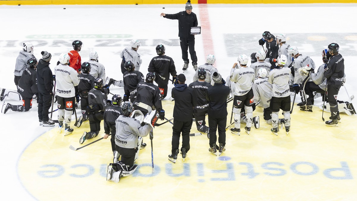Roger Ronnberg parle a ses joueurs lors d'un entrainement a l'occasion du media day de HC Fribourg Gotteron (HCFG) d'avant-saison du championnat suisse de hockey sur glace de National L ...