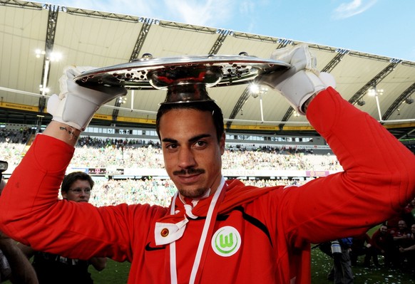 Wolfsburg&#039;s goalkeeper Diego Benaglio holds the championship shield after the Bundesliga soccer match VfL Wolfsburg vs Werder Bremen on the last day of the 2008/2009 season at Volkswagen Arena st ...