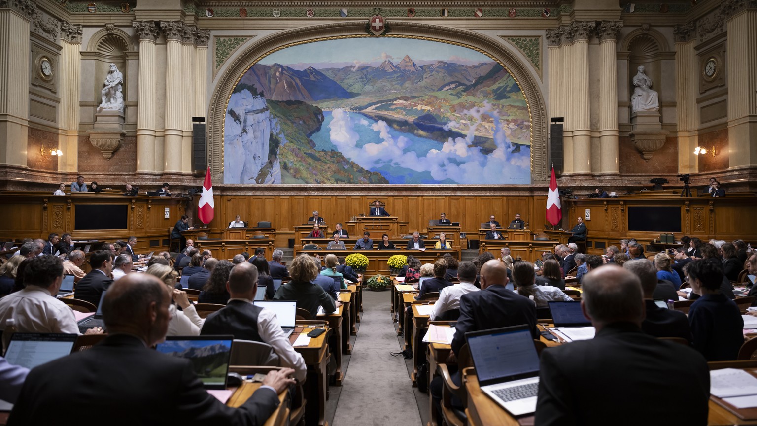 Parlamentarier debattieren waehrend der Herbstsession der Eidgenoessischen Raete, am Mittwoch, 27. September 2023 im Nationalrat in Bern. (KEYSTONE/Anthony Anex)