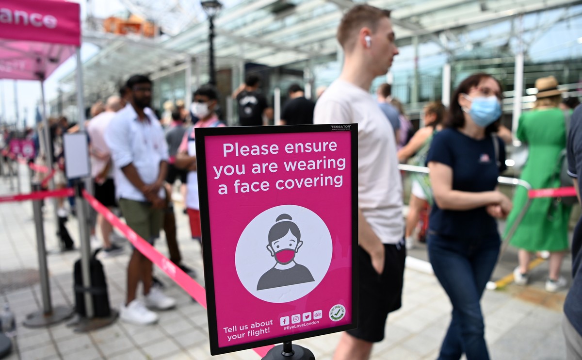 epa09272825 People queue up for the London Eye along the Southbank in London, Britain, 15 June 2021. British Prime Minister Boris Johnson has announced on 14 June, a month long delay to lockdown easin ...